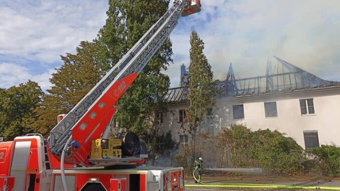 FW-BN: Immer wieder Mittwochs! Wieder musste die Feuerwehr Bonn zur Immenburgstraße ausrücken, es brannte ein Dachstuhl.