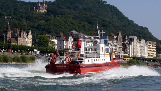 FW-BN: In Not geratener Schwimmer aus dem Rhein gerettet