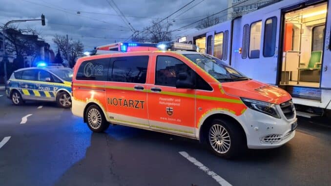 FW-BN: Kollision zwischen Straßenbahn und PKW