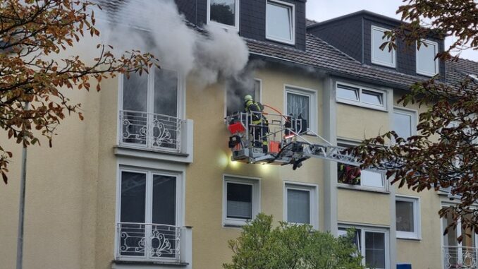 FW-BN: Küchenbrand in Mehrfamilienhaus schnell unter Kontrolle