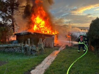 FW-BN: Laubenbrand mit brandverletzter Person