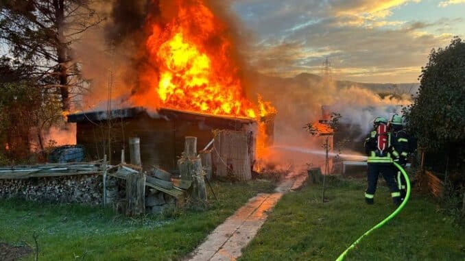 FW-BN: Laubenbrand mit brandverletzter Person