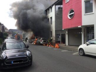 FW-BN: PKW-Brand verursacht hohen Sachschaden, Eine betroffene Wohnung nicht mehr bewohnbar!