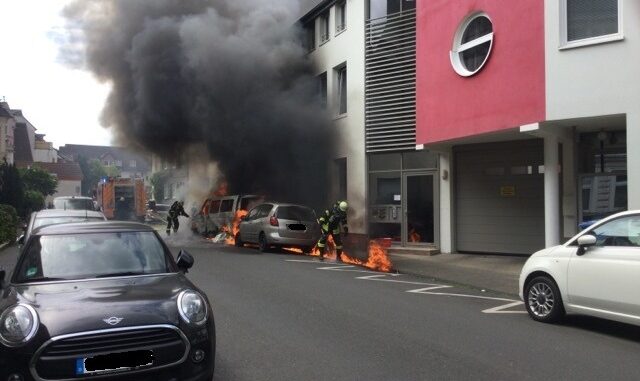 FW-BN: PKW-Brand verursacht hohen Sachschaden, Eine betroffene Wohnung nicht mehr bewohnbar!
