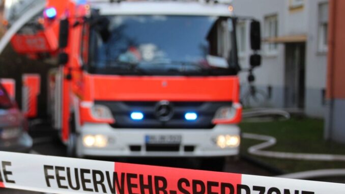 FW-BN: PKW fährt in Eingangsbereich eines Discounters