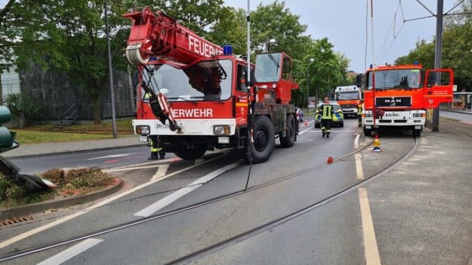 FW-BN: PKW prallt gegen Ampelmast - Dieser stürzt auf den Fahrdraht der Straßenbahn