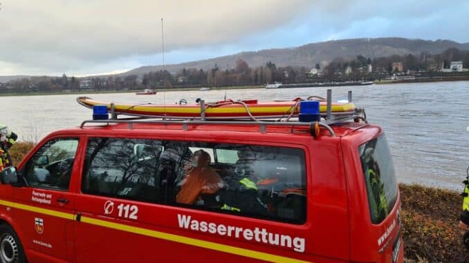 FW-BN: Person sucht Abkühlung im Rhein, wird vom Wasser mitgerissen und gerät in Lebensgefahr