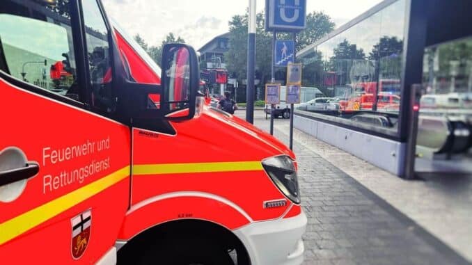 FW-BN: Personenunfall im U-Bahnhaltepunkt Heussallee - eine Person schwer verletzt unter Straßenbahn