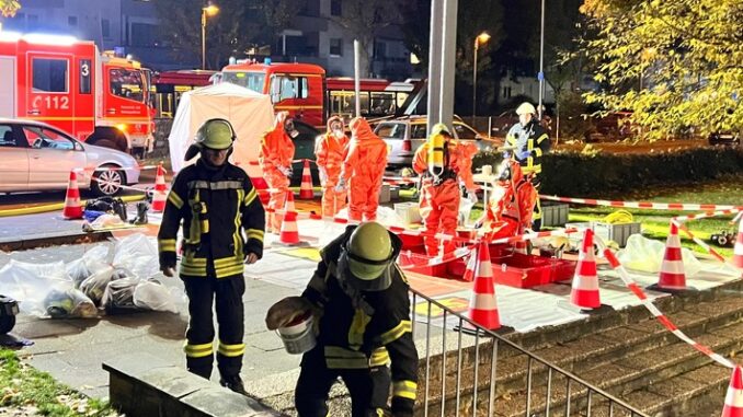 FW-BN: Rohreiniger löst Großeinsatz aus - Zwei verletzte Personen wurden ins Krankenhaus transportiert.