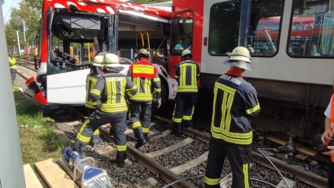 FW-BN: Schwerer Unfall zwischen Stadtbahn und Linienbus