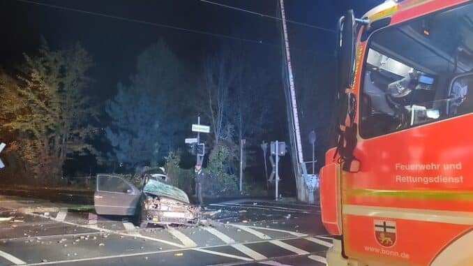 FW-BN: Schwerer Verkehrsunfall an Bahnübergang - Keine Verletzten