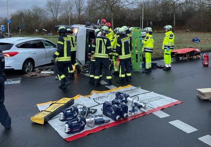 FW-BN: Schwerer Verkehrsunfall fordert zwei Verletzte