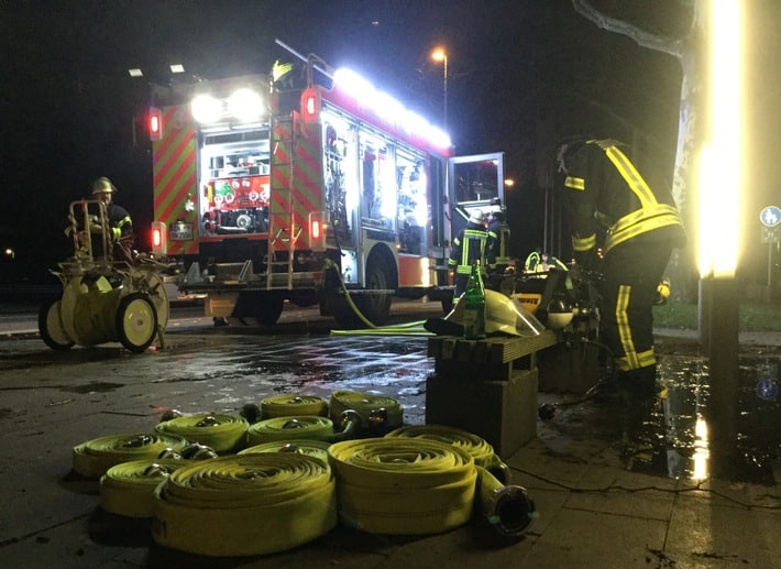 FW-BN: Treppenraum eines Mehrfamilienhauses durch Wohnungsbrand komplett verraucht