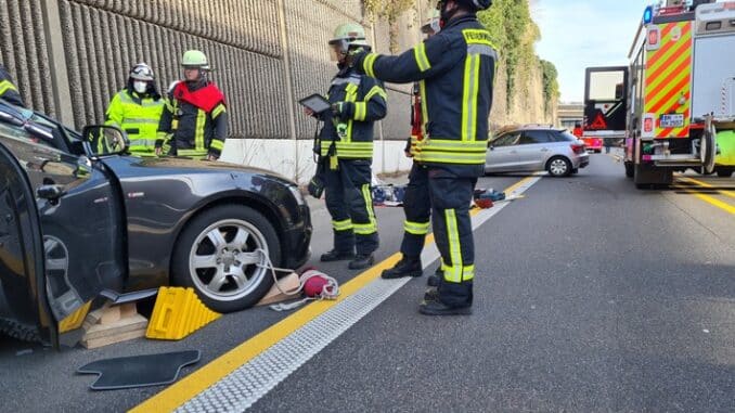 FW-BN: Verkehrsunfall auf der B42