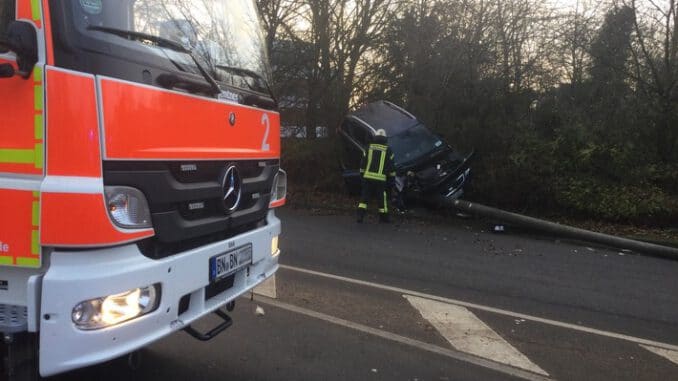 FW-BN: Verkehrsunfall in Bonn-Beuel - PKW bringt Straßenlaterne zu Fall