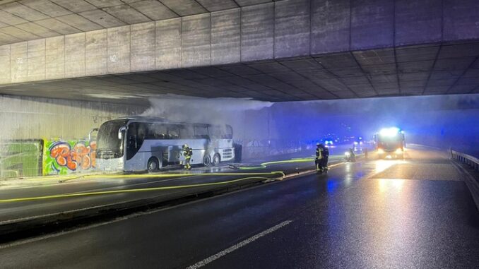 FW-BN: Vollbrand eines Reisebusses auf der Autobahn 565 - 16 Reisende blieben unverletzt.