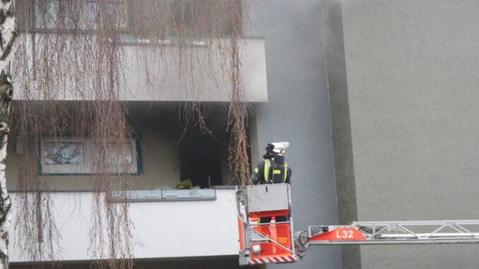 FW-BN: Zimmerbrand in Graurheindorf - Eine verletzte Personen durch Zimmerbrand