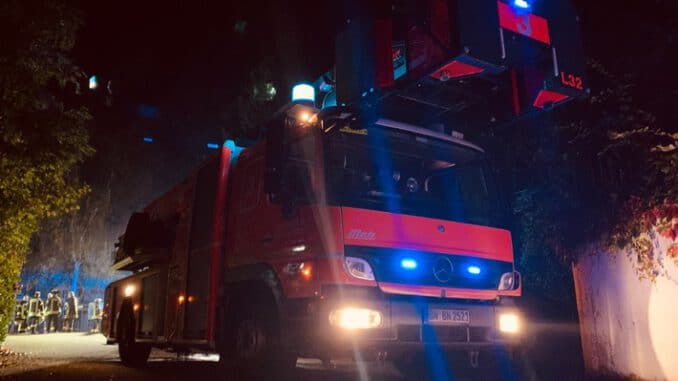 FW-BN: Zu einem Zimmerbrand in Mehlem waren am Dienstagabend Kräfte der Feuerwehr Bonn ausgerückt. Das Feuer konnte schnell gelöscht werden. Drei Personen sichtete der Rettungsdienst.