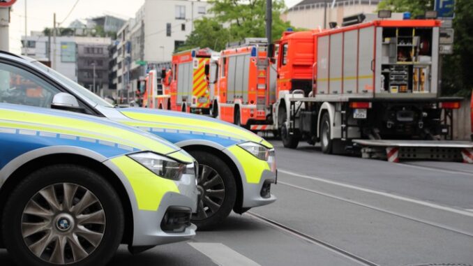 FW-BN: Zusammenstoß zwischen Bahn und PKW endet glimpflich
