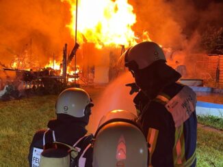 FW-BO: Brand einer Gartenlaube in Bochum Hamme