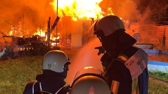 FW-BO: Brand einer Gartenlaube in Bochum Hamme
