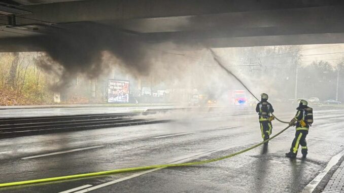 FW-BO: Brand einer Oberleitung mit starker Rauchentwicklung