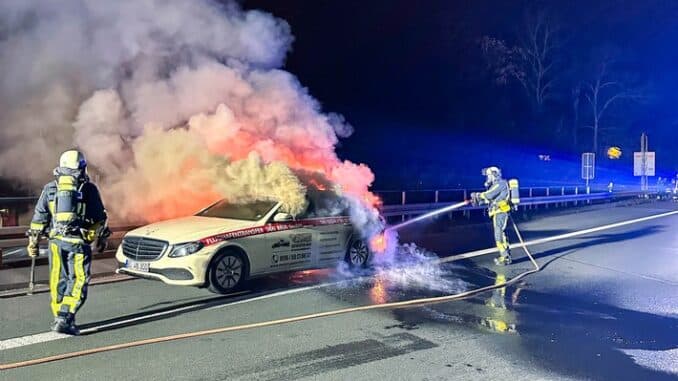 FW-BO: Brand eines PKWs in der Nacht von Sonntag auf Montag auf der A40