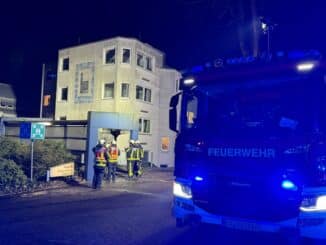 FW-BO: Brand im Martin-Luther-Krankenhauses - Eine Person lebensgefährlich, sechs weitere leicht verletzt