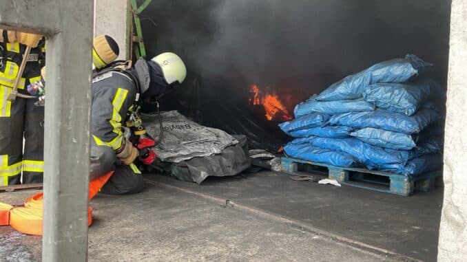 FW-BO: Brand in einer Lagerhalle endet glimpflich