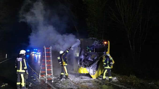 FW-BO: Brennender Bus in Bochum Eppendorf