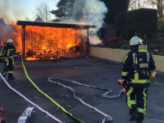 FW-BO: Brennender Carport an der Frauenlobstraße - Brandausbreitung erfolgreich verhindert