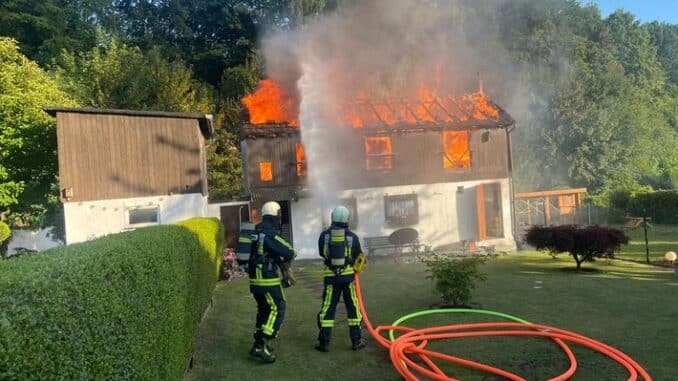 FW-BO: Gartenhaus in Vollbrand