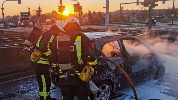 FW-BO: PKW-Brand auf der Universitätsstraße