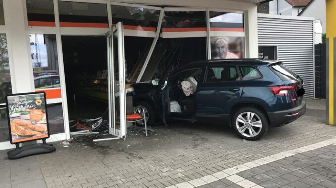 FW-BO: PKW durchbricht Schaufensterscheibe einer Bäckerei in Bochum-Riemke