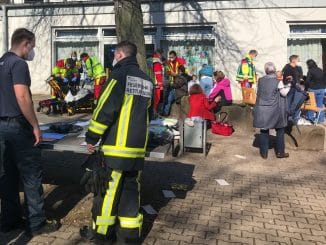 FW-BO: Pfefferspray an Gesamtschule versprüht - Fünf Teenager mussten durch den Rettungsdienst in Krankenhäuser transportiert werden