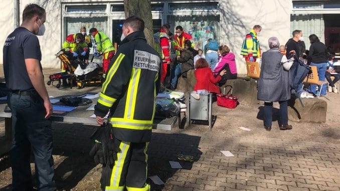 FW-BO: Pfefferspray an Gesamtschule versprüht - Fünf Teenager mussten durch den Rettungsdienst in Krankenhäuser transportiert werden