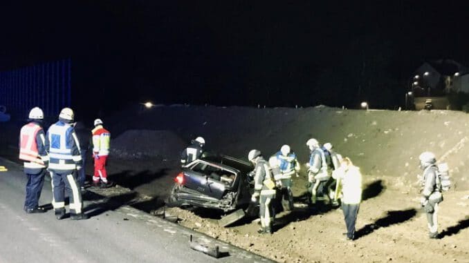 FW-BO: Pkw überschlägt sich auf der A448