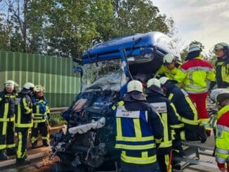 FW-BO: Schwerer LKW-Unfall auf der A 43 - Feuerwehr befreit Fahrer aus zerstörtem Führerhaus