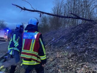 FW-BO: Sturmböen bis 90 km/h - Feuerwehr Bochum im Dauereinsatz