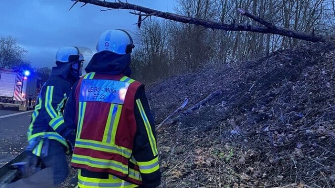 FW-BO: Sturmböen bis 90 km/h - Feuerwehr Bochum im Dauereinsatz