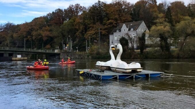 FW-BO: Tretbootschwäne auf Abwegen - Ungewöhnlicher Hilfeleistungseinsatz von Feuerwehr und DLRG auf der Ruhr in Dahlhausen