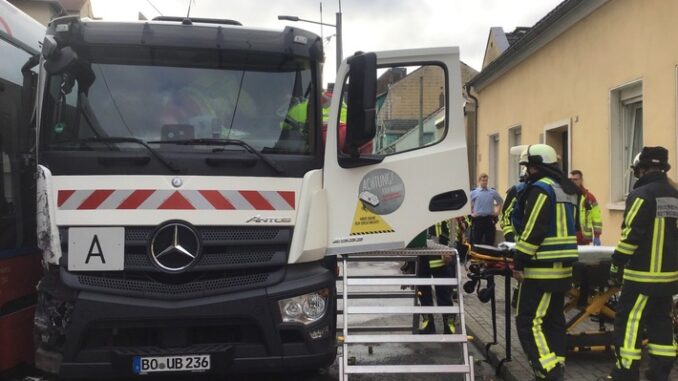 FW-BO: Unfall zwischen Straßenbahn und Entsorgungsfahrzeug