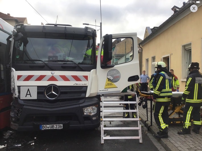 FW-BO: Unfall zwischen Straßenbahn und Entsorgungsfahrzeug