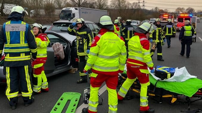 FW-BO: Verkehrsunfall auf der A 40 - Feuerwehr und Rettungsdienst befreien eine verletzte Person aus einem Fahrzeug