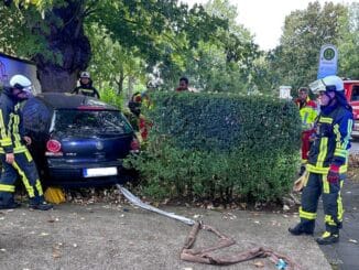 FW-BO: Verkehrsunfall in Altenbochum - Feuerwehr befreit Fahrer aus Unfallfahrzeug