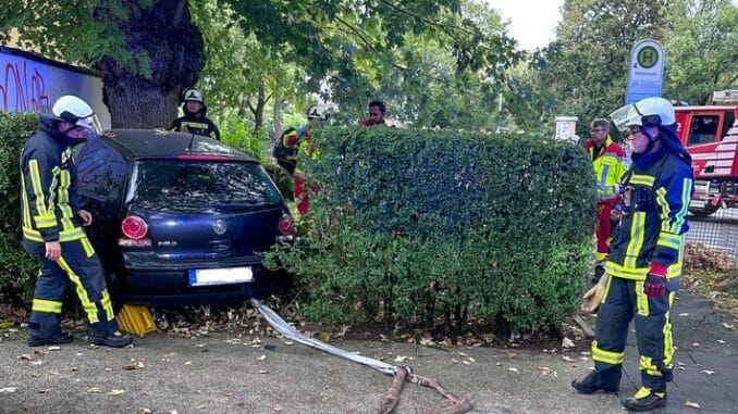 FW-BO: Verkehrsunfall in Altenbochum - Feuerwehr befreit Fahrer aus Unfallfahrzeug