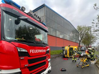 FW-BO: Verkehrsunfall in Bochum Weitmar - Feuerwehr befreit Fahrer aus umgestürztem Transporter