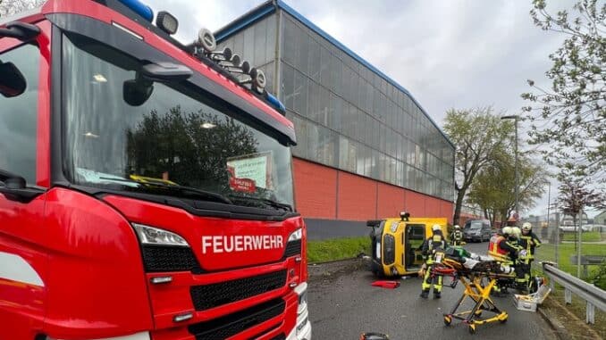 FW-BO: Verkehrsunfall in Bochum Weitmar - Feuerwehr befreit Fahrer aus umgestürztem Transporter