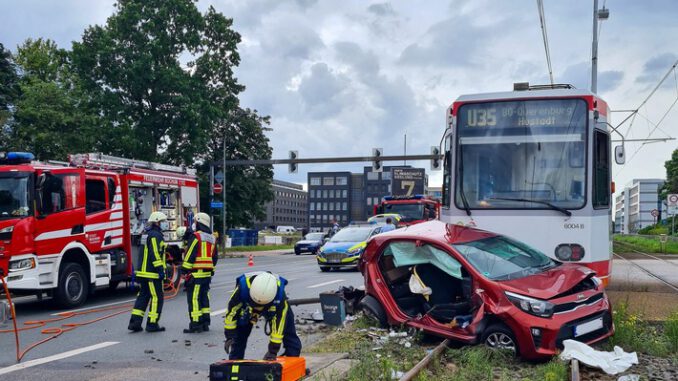 FW-BO: Verkehrsunfall zwischen Straßenbahn und PKW - Feuerwehr befreit schwerverletzten Fahrer