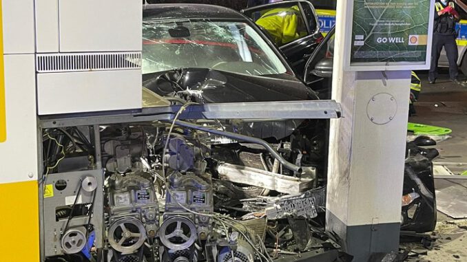 FW-BO: Vier Schwerverletzte, Auto fährt in die Tankstelle auf der A 40